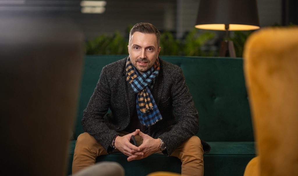 Biznis portrét muža v interiéri